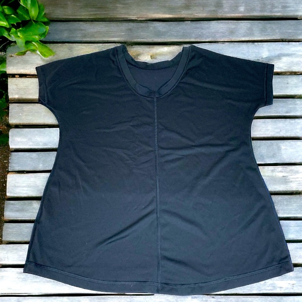 PUMA Women’s Silky Tee with plunging back- Medium - Picture 4 of 5